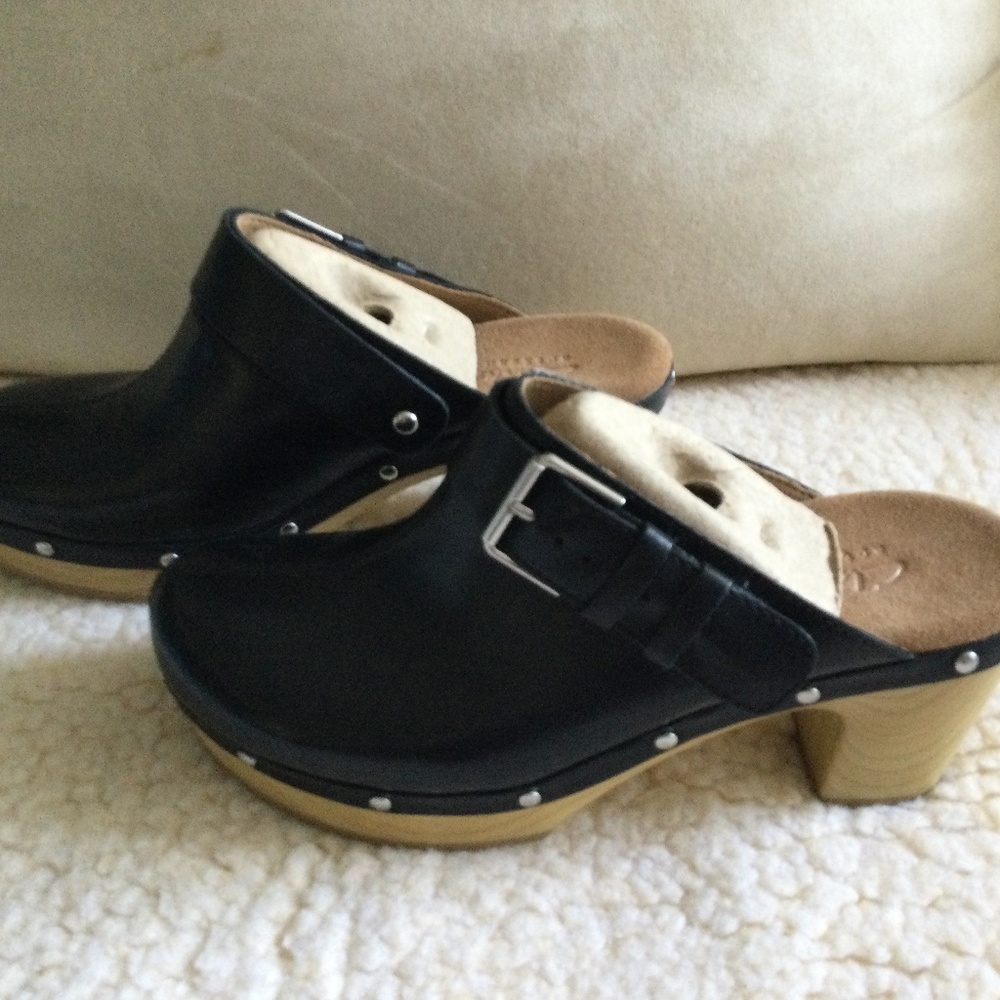 Clarks NWT clogs 🎈 Black super Comfortable Leather ( US size 6.5 )